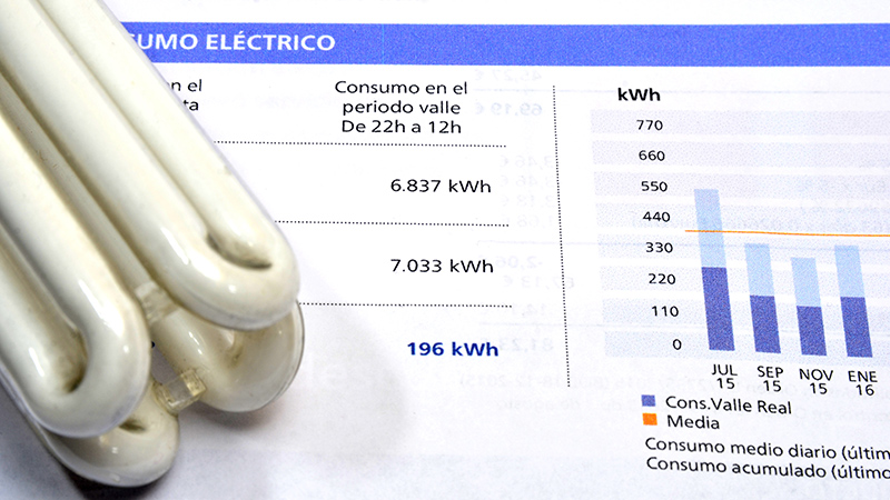 factura electrica y bombilla